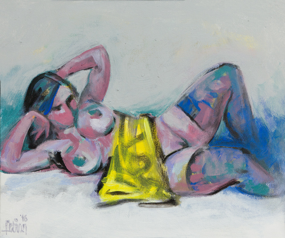 Figur mit gelbem Tuch